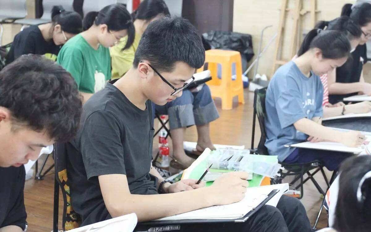 重慶美術培訓：2021藝考生集訓期間常見的心理問題，該如何調節？