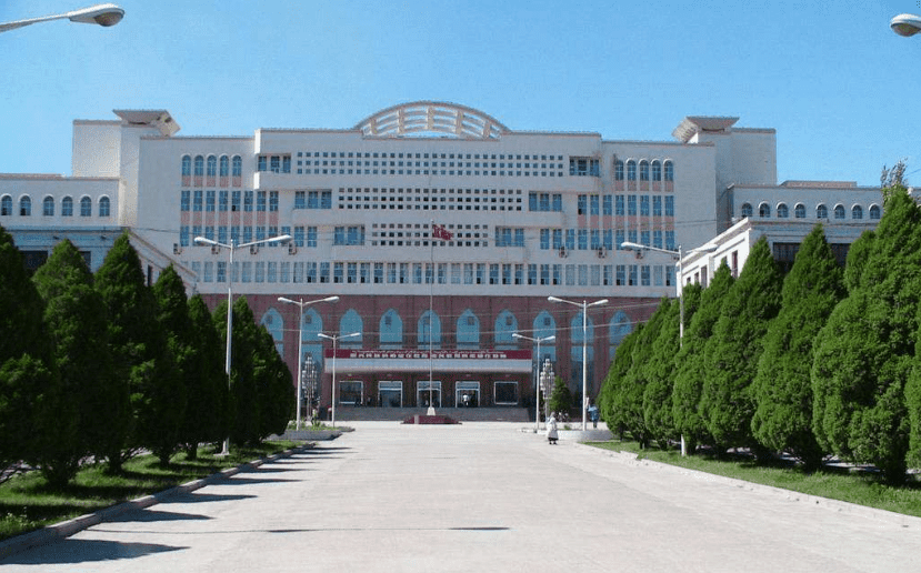 為什么重慶美術(shù)培訓(xùn)畫(huà)室美術(shù)生，一定要優(yōu)先考慮藝術(shù)類院校？